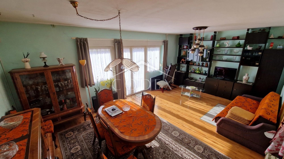 Kastav - družinska hiša z 2 apartmajema in pogledom na morje