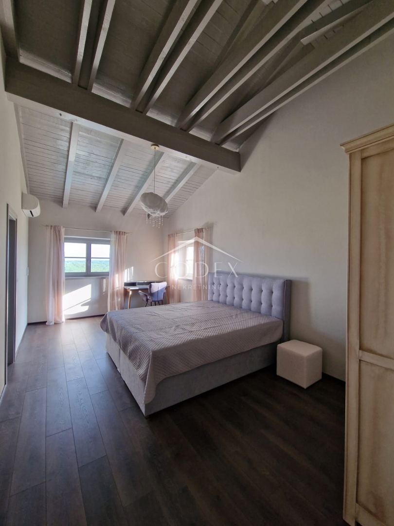 Poreč, okolica - kamnita vila z bazenom