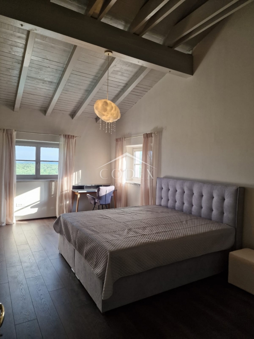 Poreč, okolica - kamnita vila z bazenom