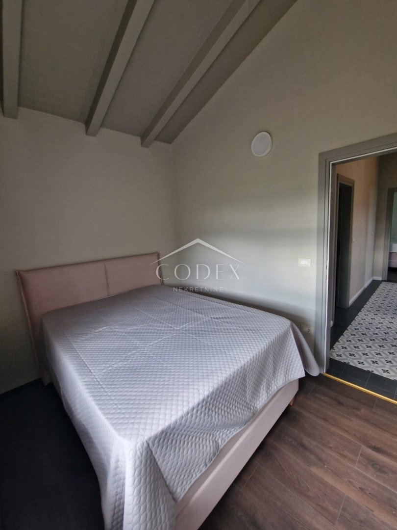 Poreč, okolica - kamnita vila z bazenom