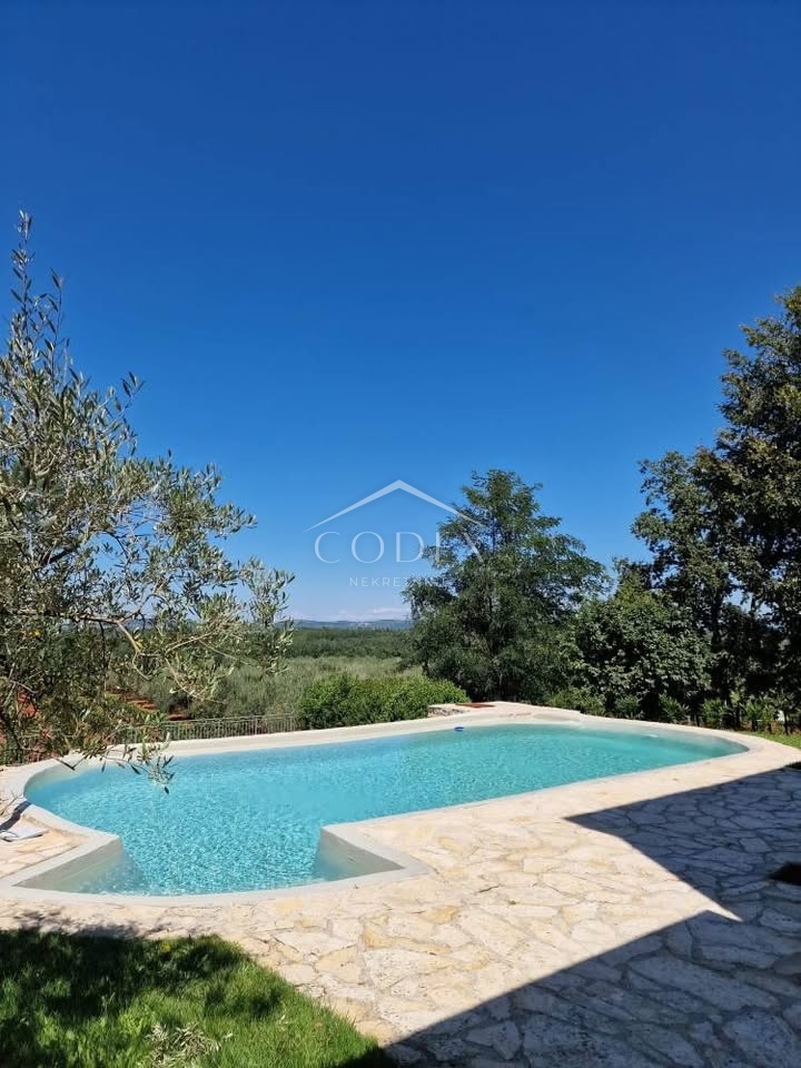 Poreč, okolica - kamnita vila z bazenom