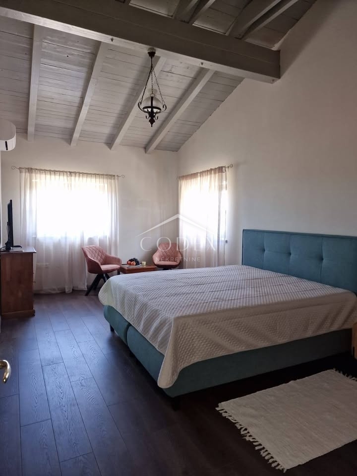 Poreč, okolica - kamnita vila z bazenom