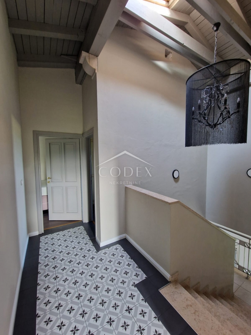 Poreč, okolica - kamnita vila z bazenom