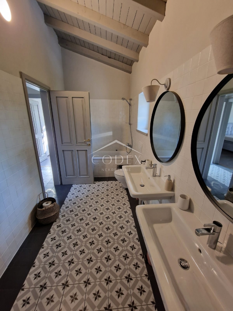 Poreč, okolica - kamnita vila z bazenom