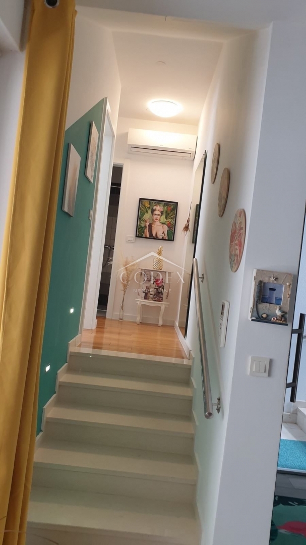 Njivice - prodaja trisobnega apartmaja 150 metrov od morja