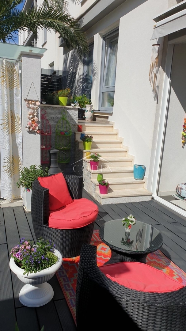 Njivice - prodaja trisobnega apartmaja 150 metrov od morja