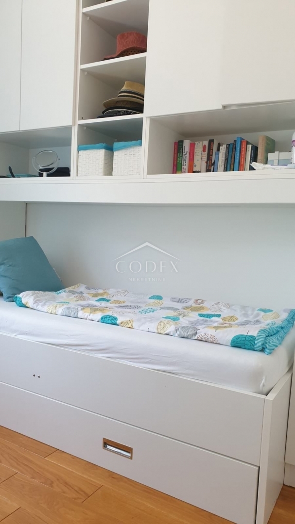 Njivice - prodaja trisobnega apartmaja 150 metrov od morja