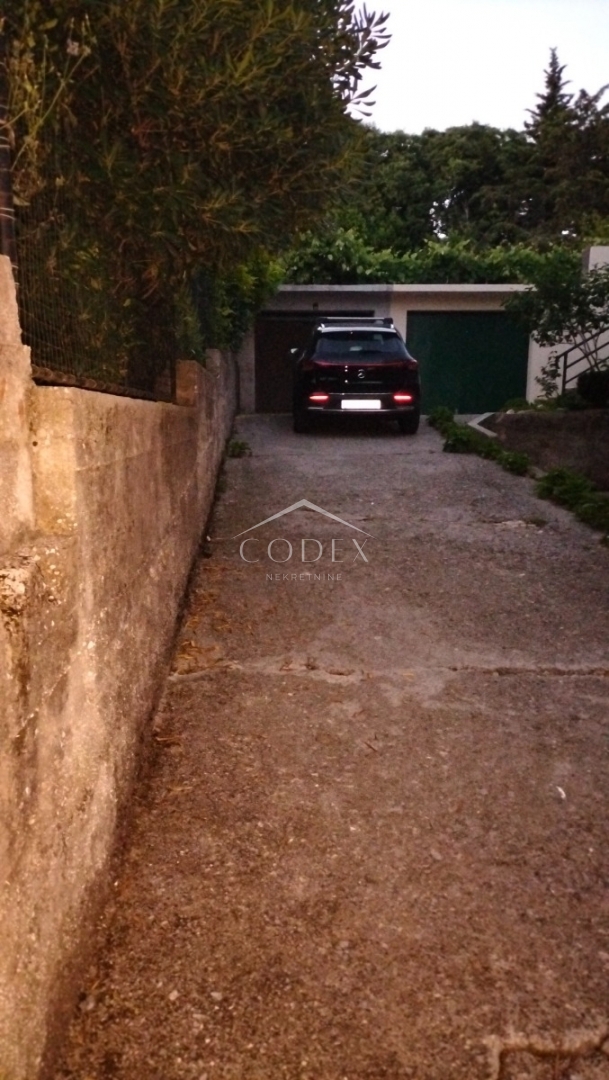 Pećine - prodaja garaže na atraktivni lokaciji