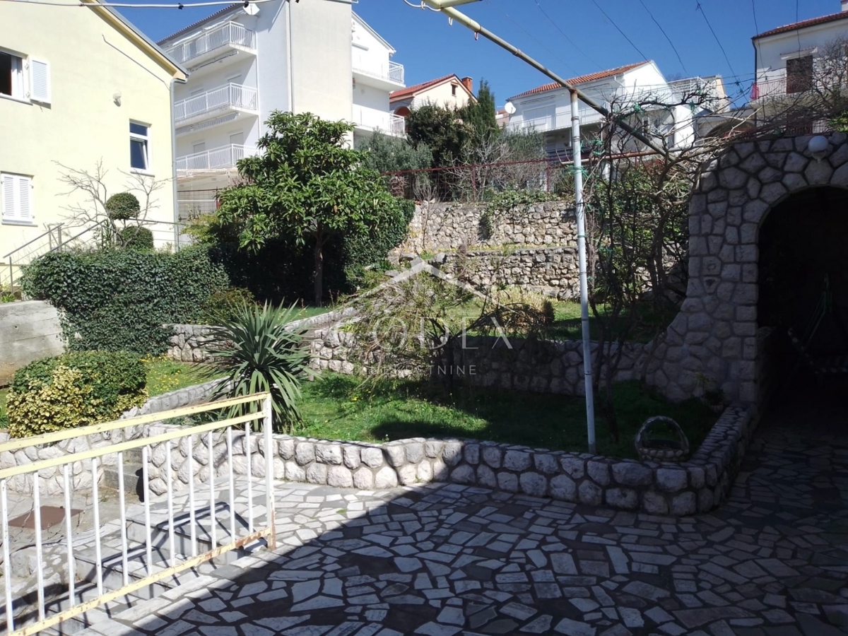  Dramalj - prodaja etaže z 2 terasama in 2 parkirnima mestoma.