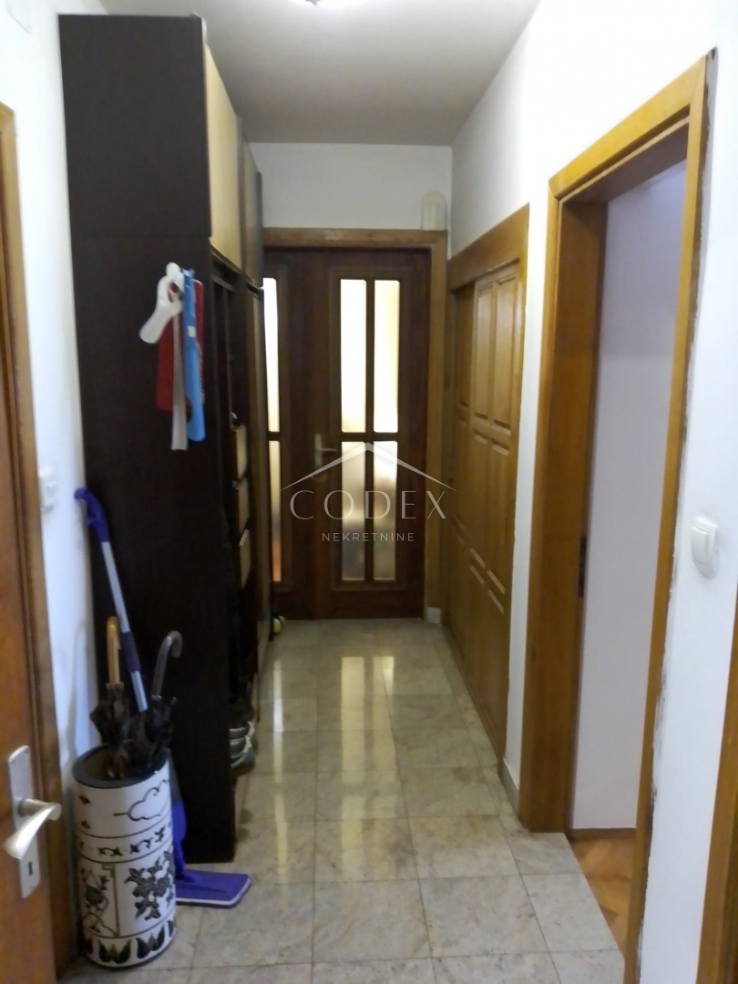  Dramalj - prodaja etaže z 2 terasama in 2 parkirnima mestoma.