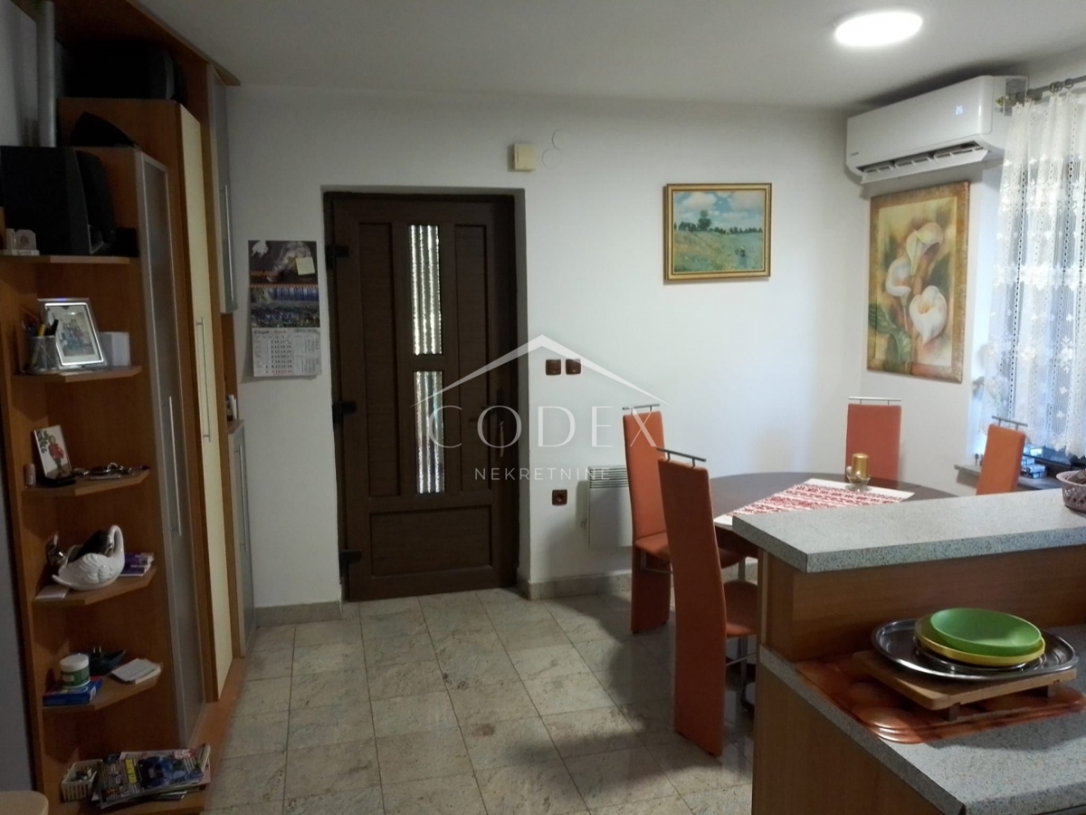  Dramalj - prodaja etaže z 2 terasama in 2 parkirnima mestoma.