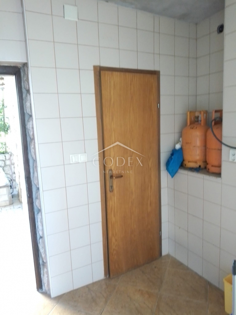  Dramalj - prodaja etaže z 2 terasama in 2 parkirnima mestoma.
