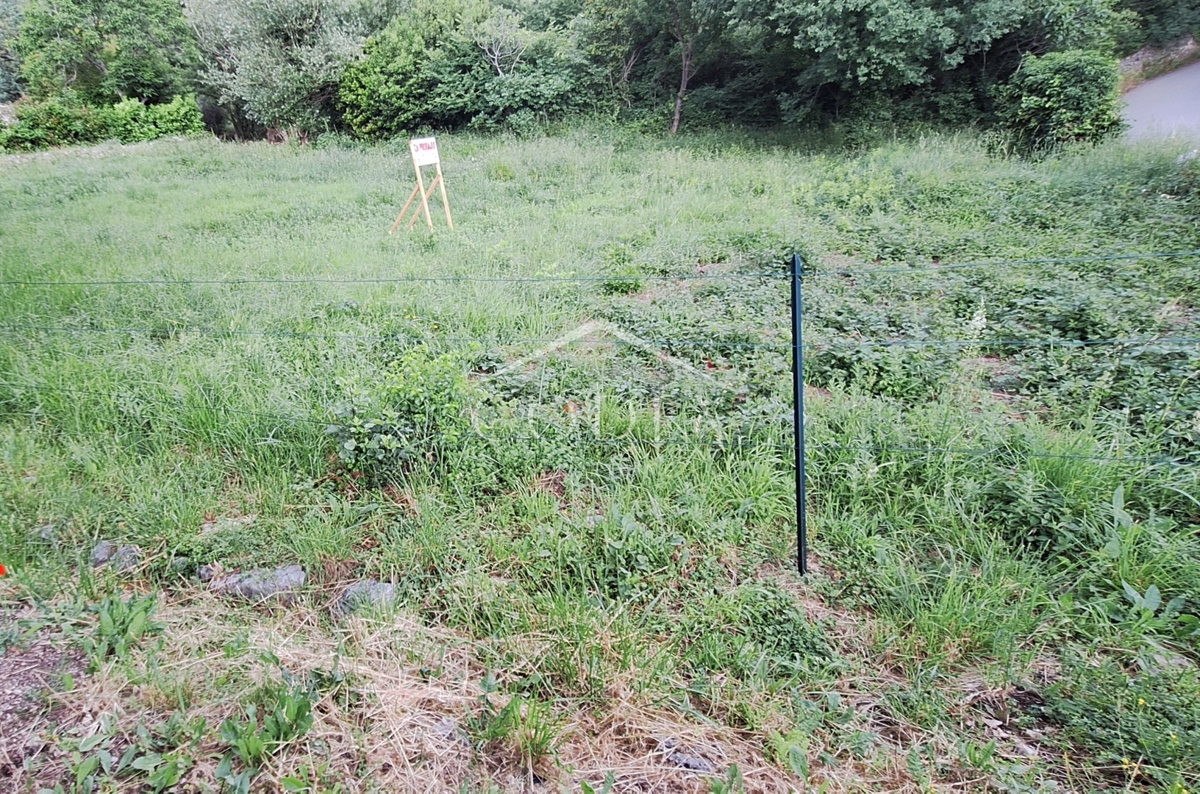 Bribir - gradbena zemljišča s dovoljenjem in plačanimi komunalnimi prispevki
