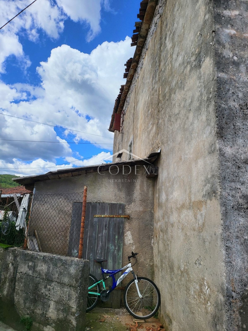 Veli Brgud – Samostojna dvonadstropna hiša za prenovo