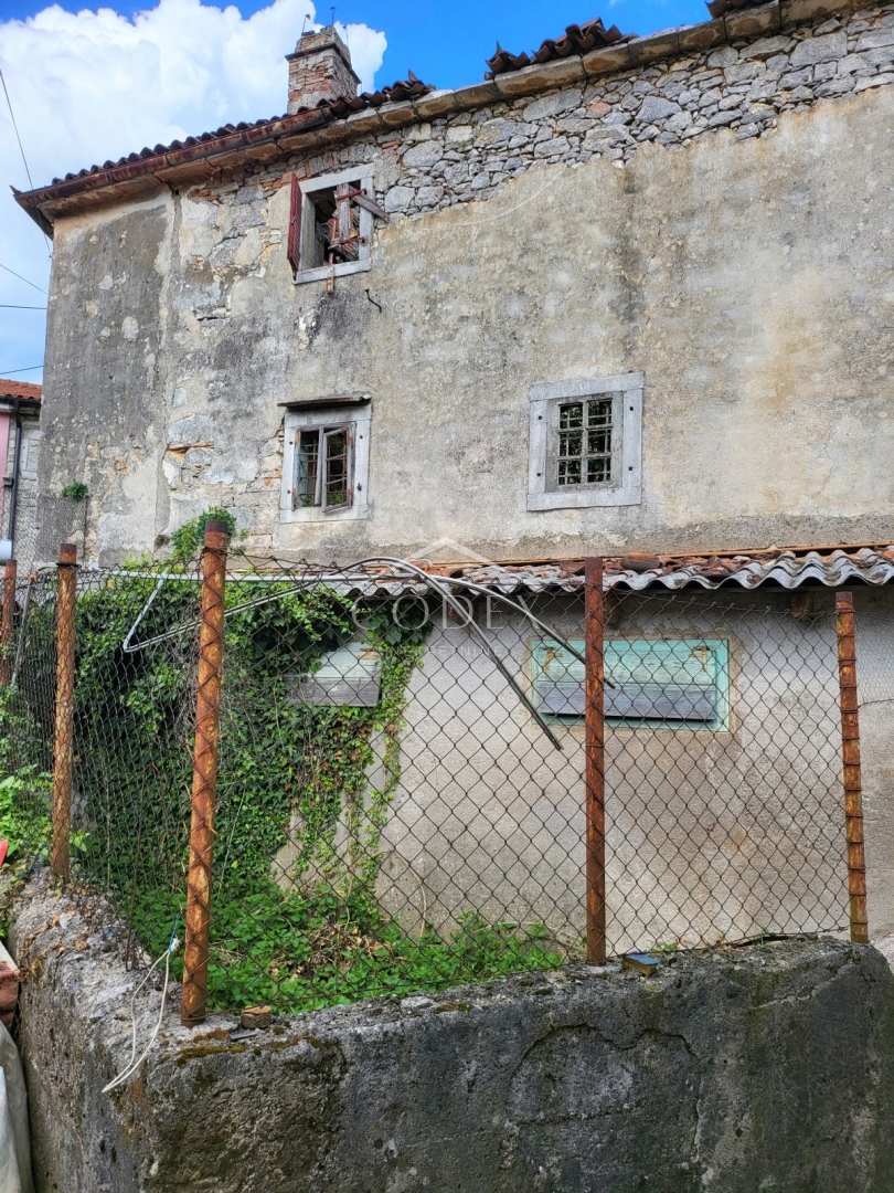 Veli Brgud – Samostojna dvonadstropna hiša za prenovo