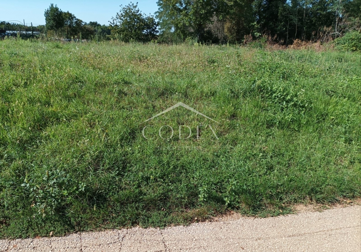 Višnjan, Baškoti - lepo gradbeno zemljišče 970m2