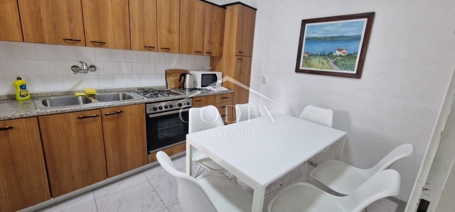 Crikvenica - hiša v samem centru z lastnim parkiriščem