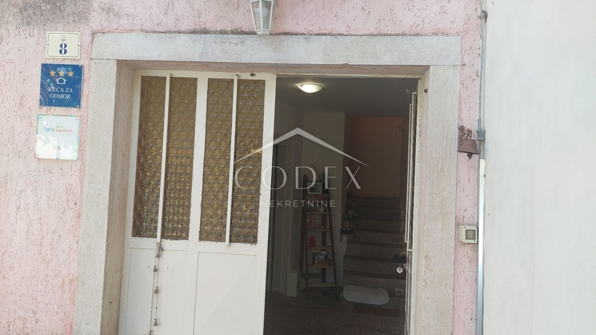 Livade - hiša z bazenom in veliko potenciala