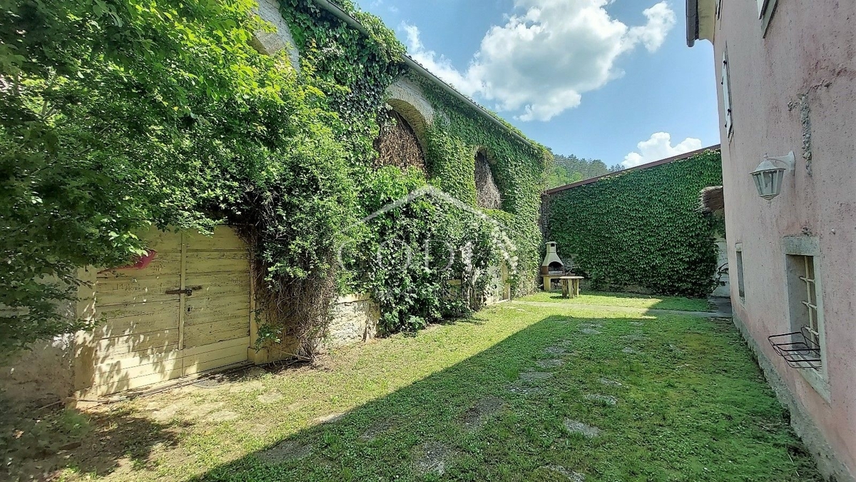 Livade - hiša z bazenom in veliko potenciala