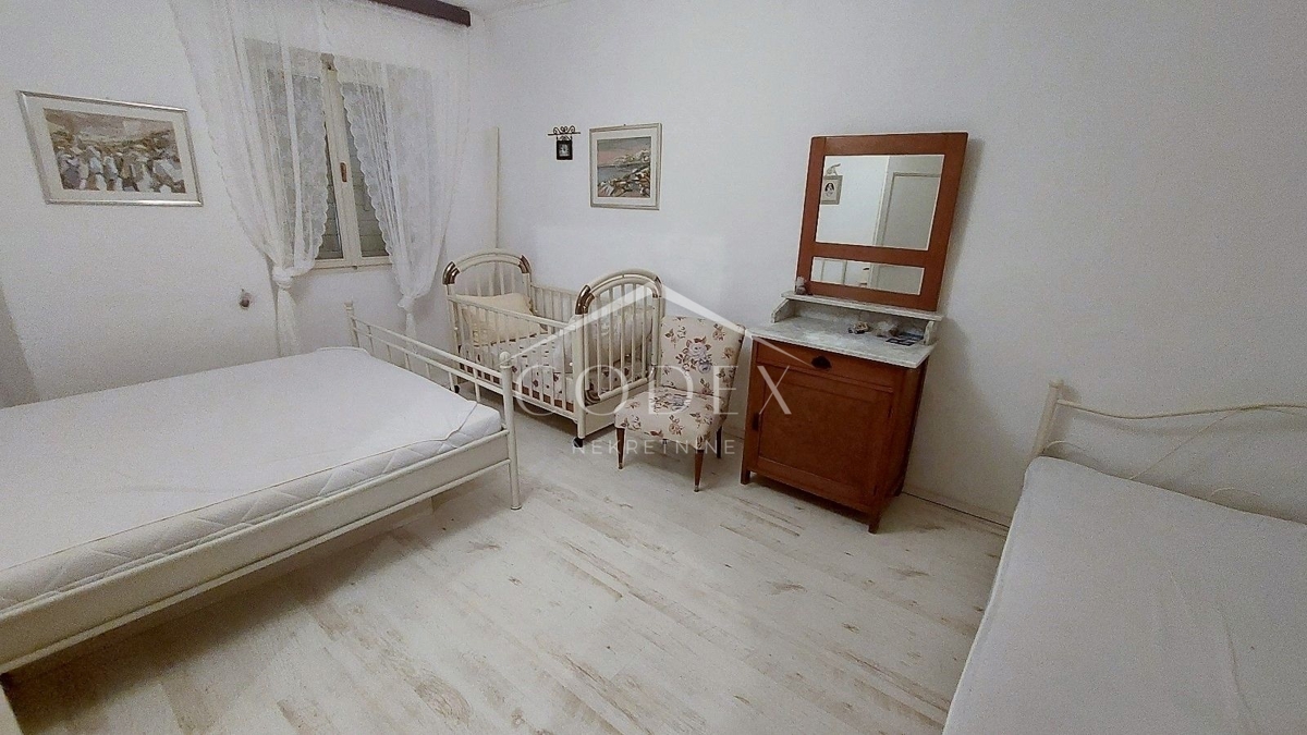 Livade - hiša z bazenom in veliko potenciala