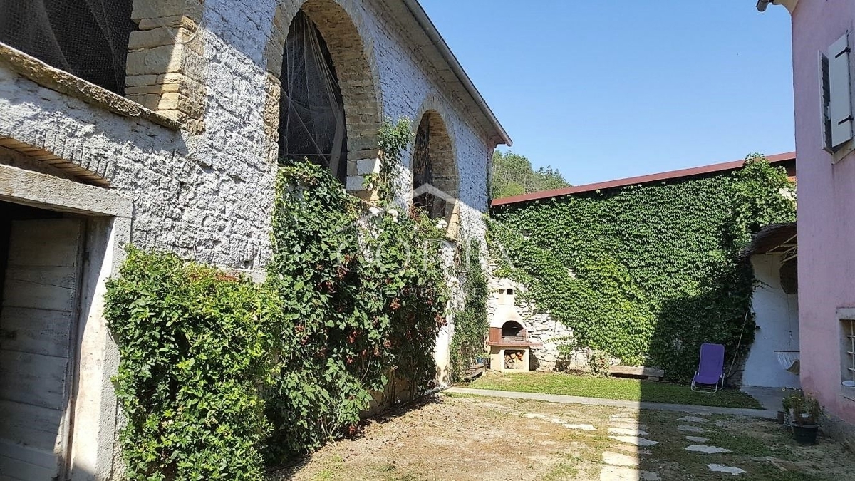 Livade - hiša z bazenom in veliko potenciala