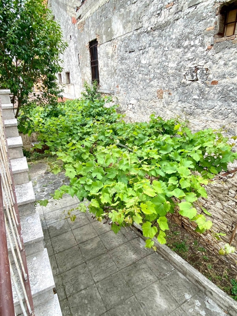 Pula - etaža stanovanja v strogem centru mesta z garažo!