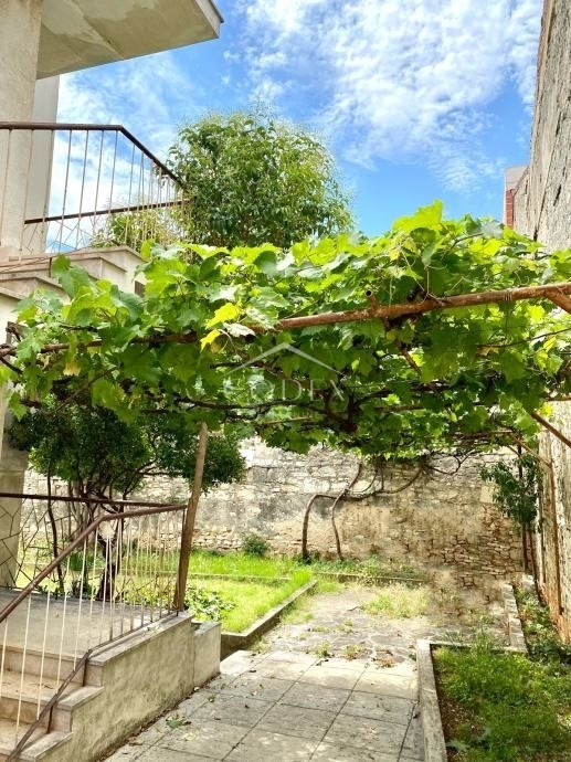 Pula - etaža stanovanja v strogem centru mesta z garažo!