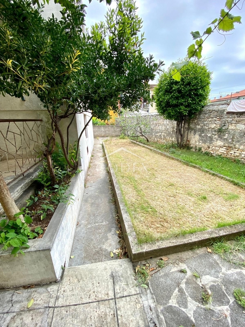 Pula - etaža stanovanja v strogem centru mesta z garažo!