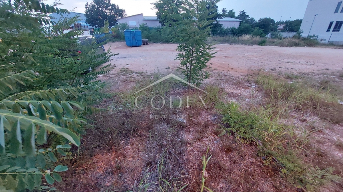 Poreč, Žbandaj - zemljišče s projektno dokumentacijo!