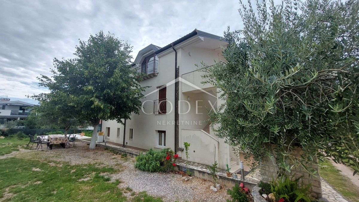 Umag, okolica - vila z namestitvenimi enotami 100 m od morja