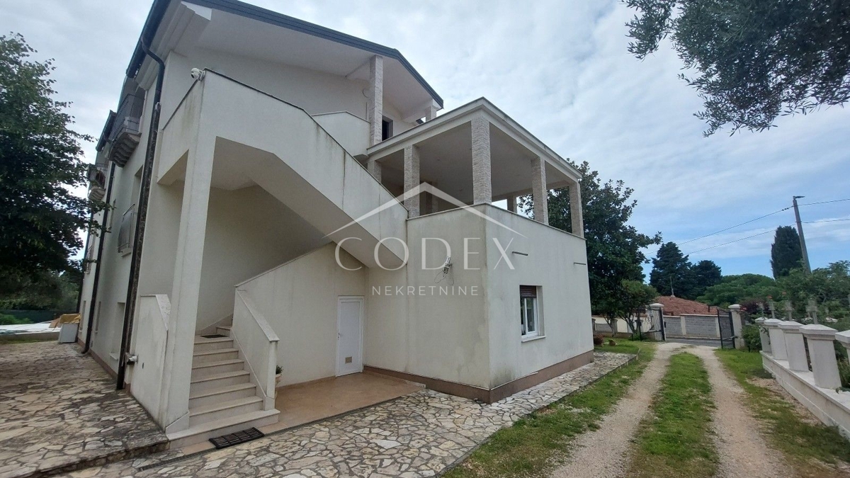 Umag, okolica - vila z namestitvenimi enotami 100 m od morja