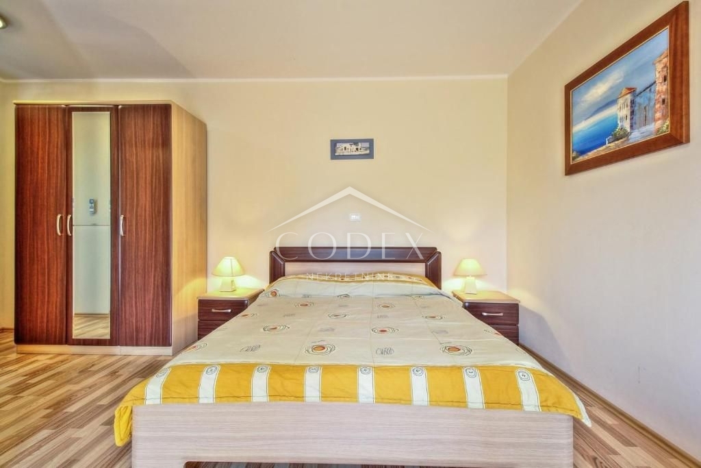 Umag, okolica - vila z namestitvenimi enotami 100 m od morja
