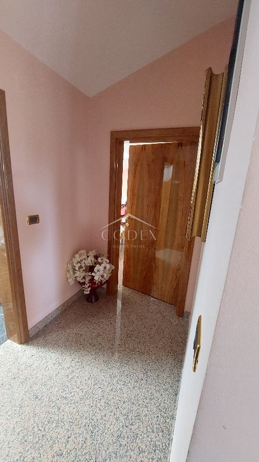 Umag, okolica - vila z namestitvenimi enotami 100 m od morja