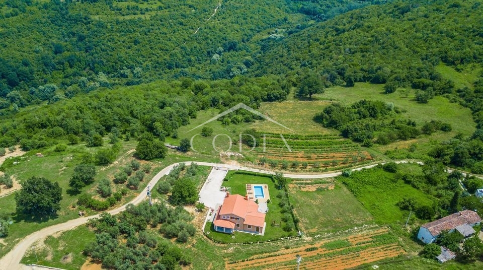 Karojba - čudovito gradbeno zemljišče s pogledom na Motovun