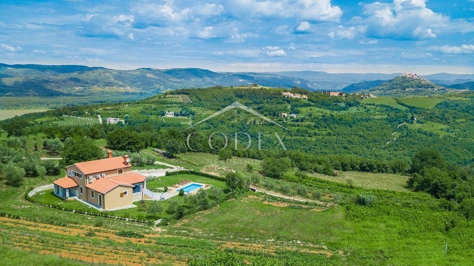 Karojba - čudovito gradbeno zemljišče s pogledom na Motovun