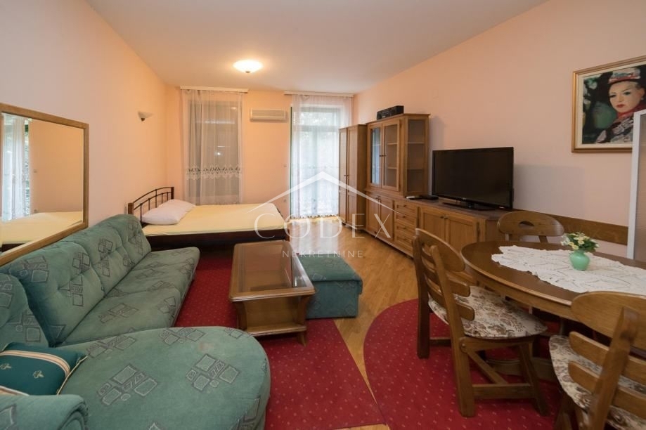 Crikvenica - odličen apartma, 1. red do morja!