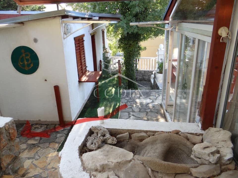 Klenovica - stanovanjsko poslovni objekt 300m od morja