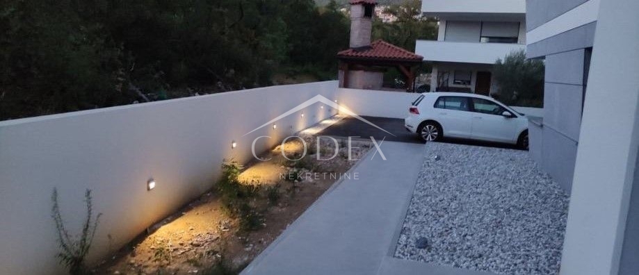 Kostrena - prodaja luksuznega apartmaja s pogledom na morje