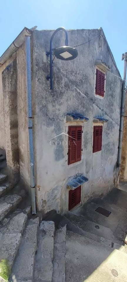 Mali Lošinj - vrstna hiša na mirni lokaciji