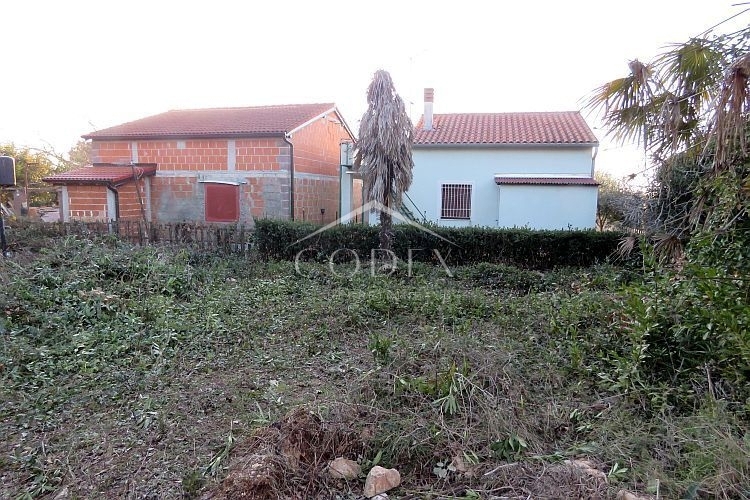 Kmetijsko zemljišče v Peroju, 200m od morja - Prodaja