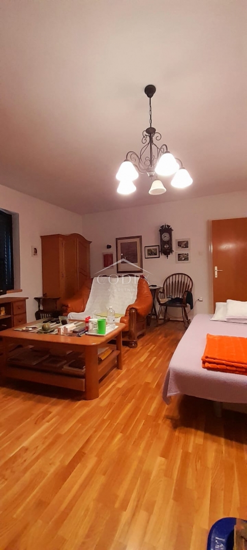 Bribir – Samostojna hiša z velikim potencialom