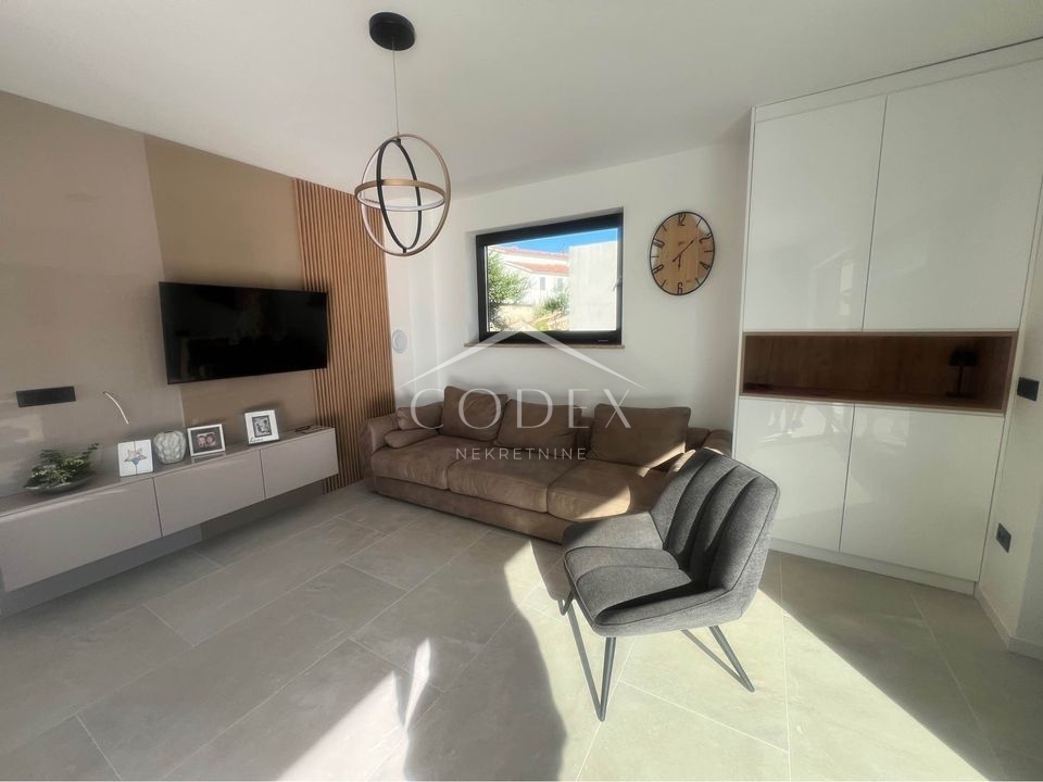 Labin - vila z 2 stanovanjskima enotama in bazenom za sprostitev