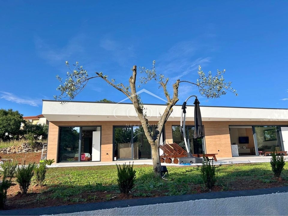 Labin - vila z 2 stanovanjskima enotama in bazenom za sprostitev