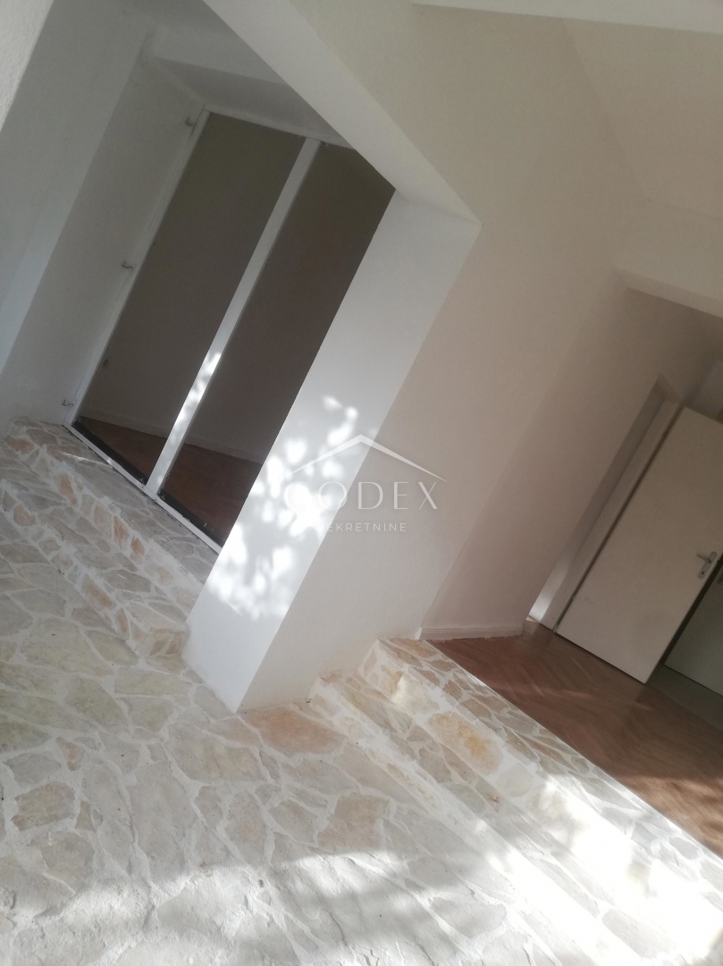 Crikvenica – prodaja rustikalnega stanovanja s teraso