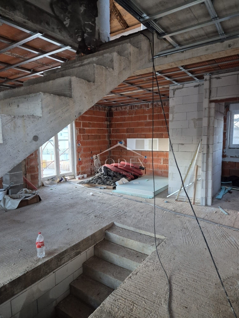 Matulji, Brešca – prodaja dvojne hiše na mirni lokaciji