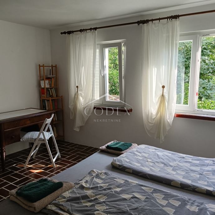 Hiša v središču Mali Lošinj z intimnim dvoriščem