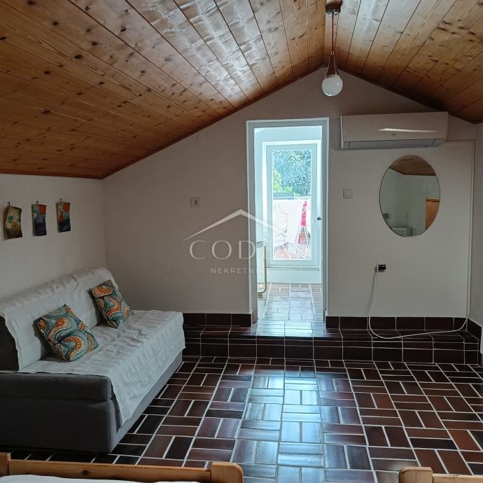 Hiša v središču Mali Lošinj z intimnim dvoriščem