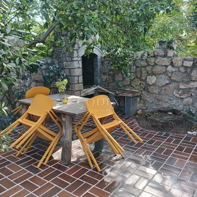 Hiša v središču Mali Lošinj z intimnim dvoriščem