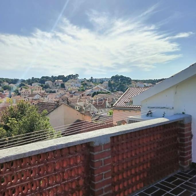 Hiša v središču Mali Lošinj z intimnim dvoriščem