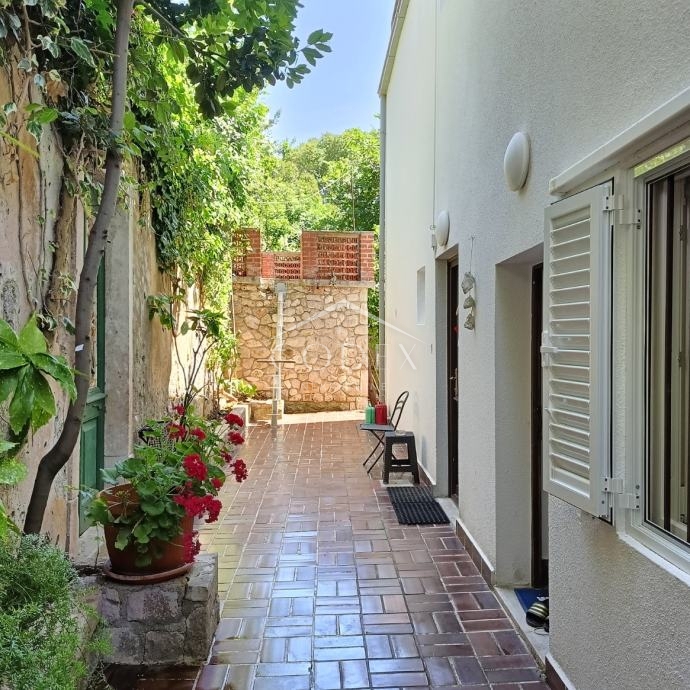 Hiša v središču Mali Lošinj z intimnim dvoriščem